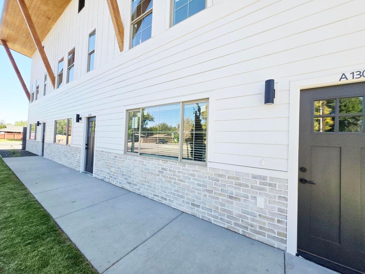 $1,000 OFF FIRST MONTH'S RENT!! 1 of 16