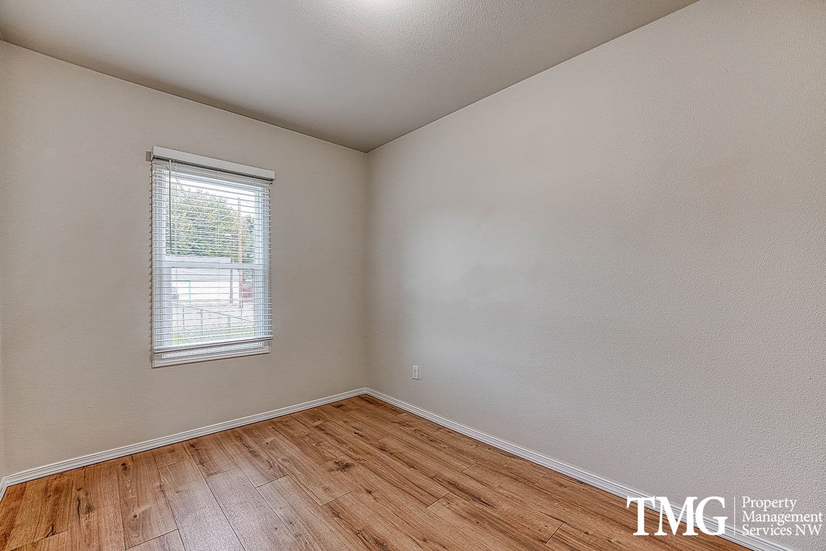 1 MONTH FREE ON A 12 MONTH LEASE! AFFORDABLE 3 BEDROOM, FULLY REMODELED! 13 of 25