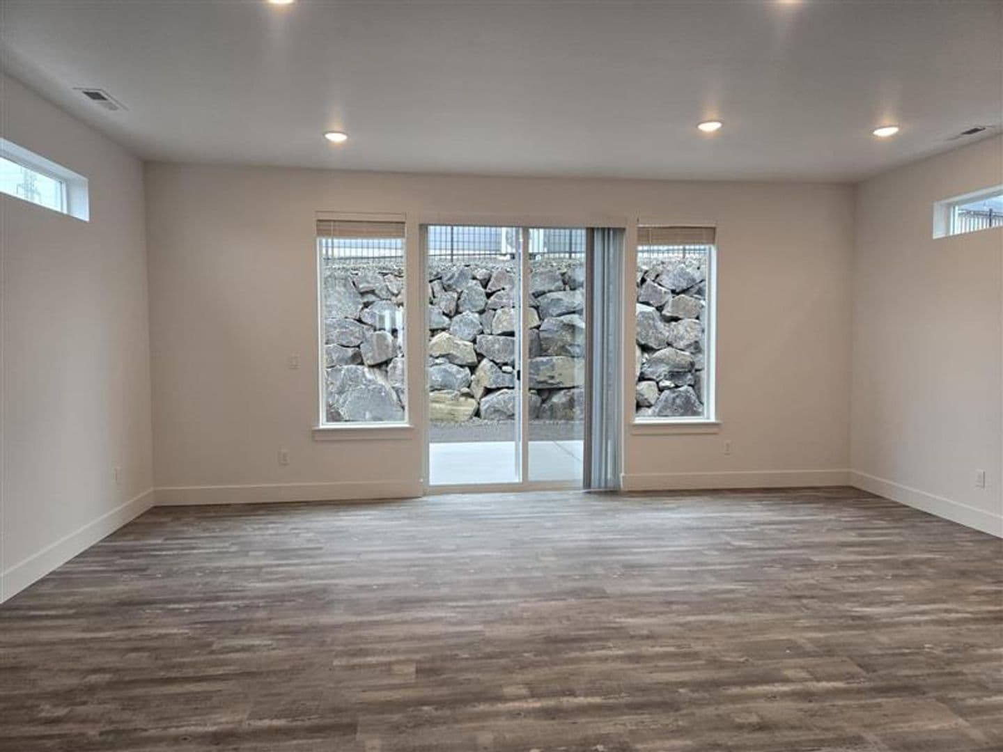 1 month FREE! BRAND NEW Townhome in the Desirable Southridge Area! 6 of 29