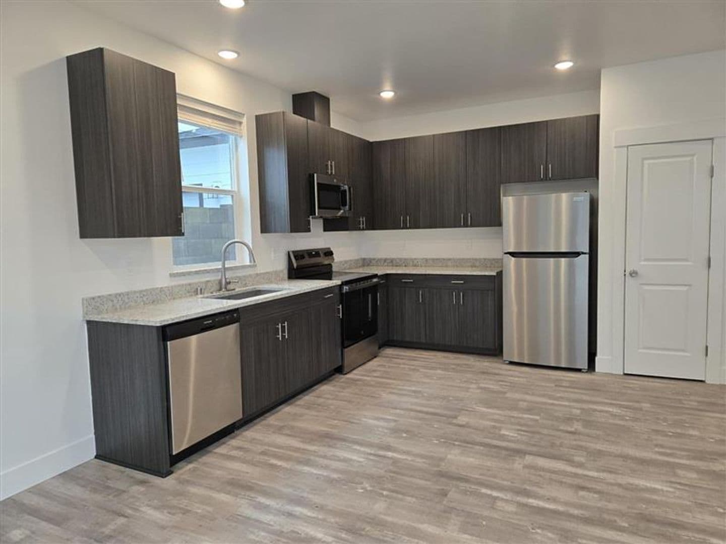 1 month FREE! BRAND NEW Townhome in the Desirable Southridge Area! 8 of 29