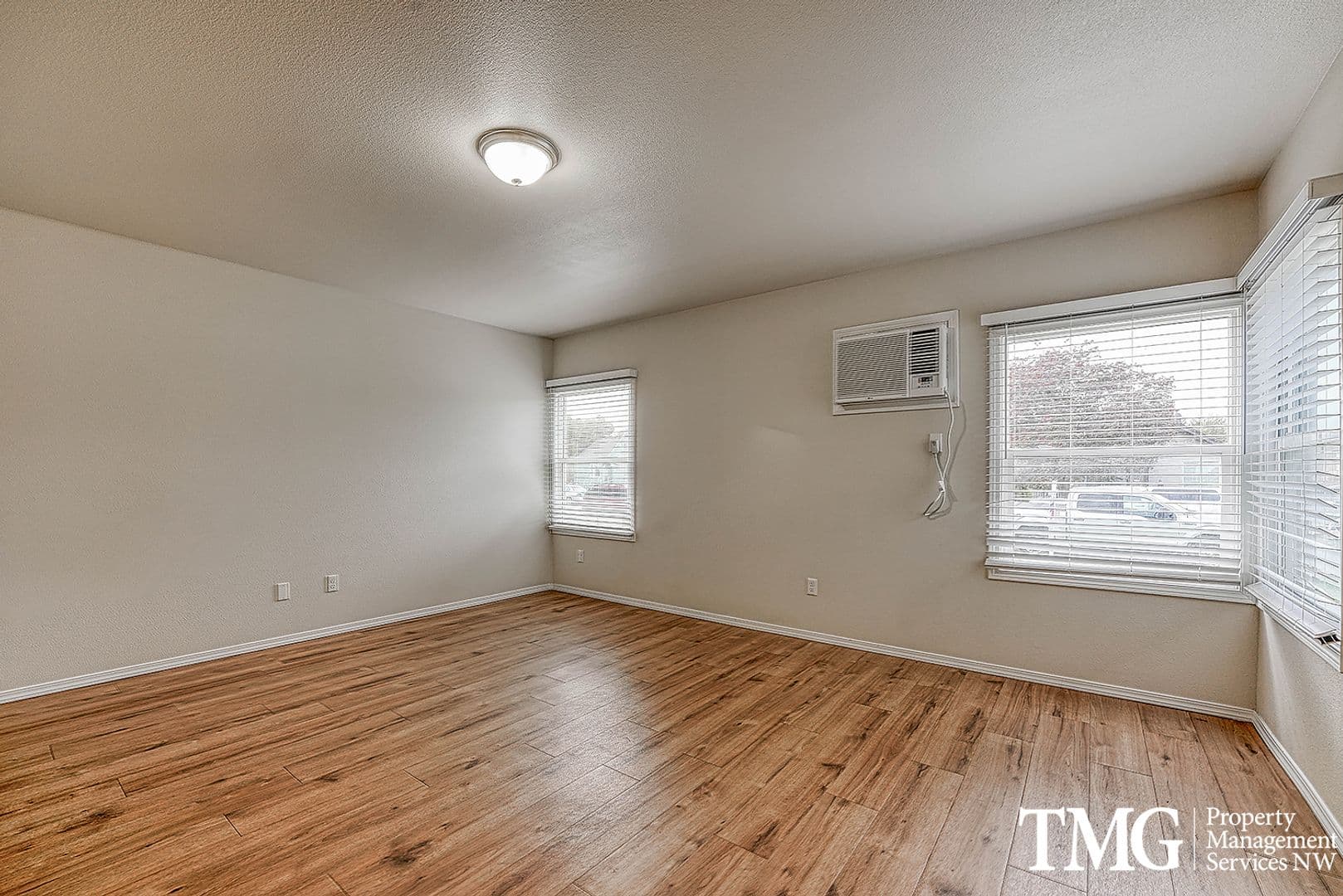 1 MONTH FREE ON A 12 MONTH LEASE! AFFORDABLE 3 BEDROOM, FULLY REMODELED! 6 of 25