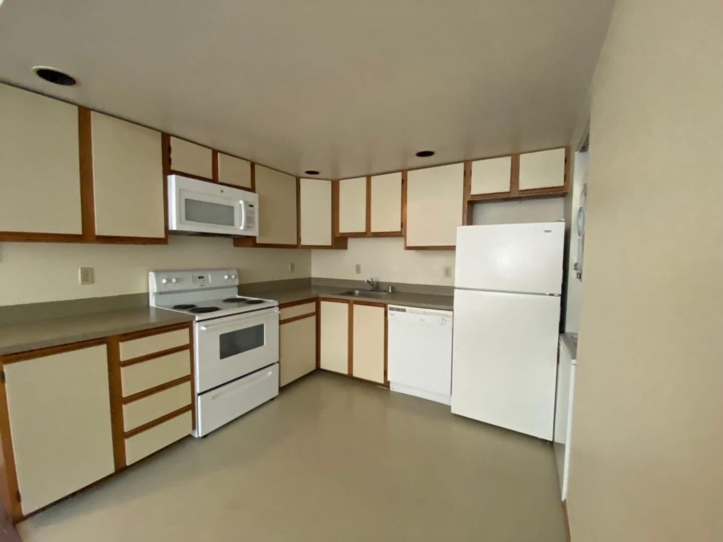 University Court Apartments 4 of 24