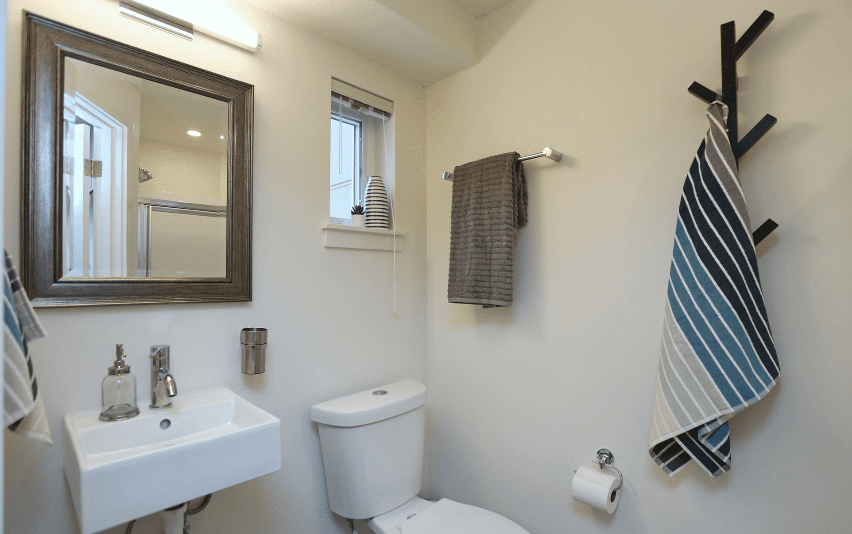 U20 Apartments 4536 20th Ave NE 4 of 5