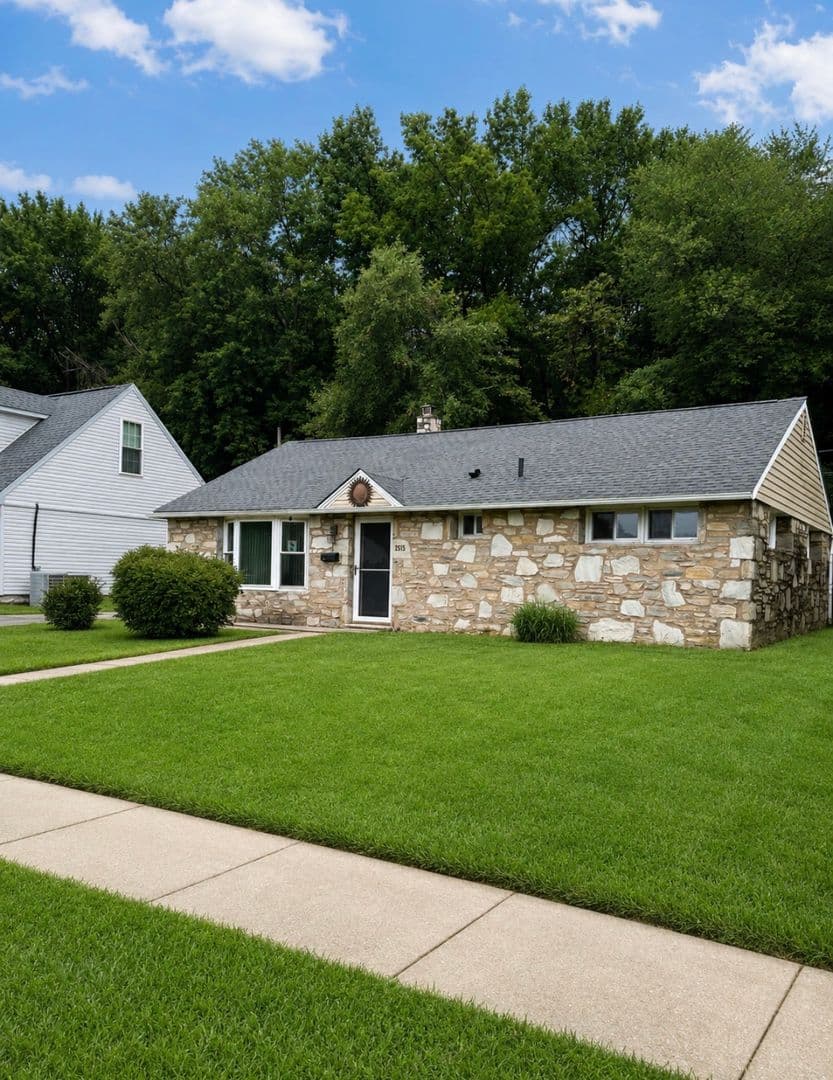 2515 Woodlawn Dr 1 of 8