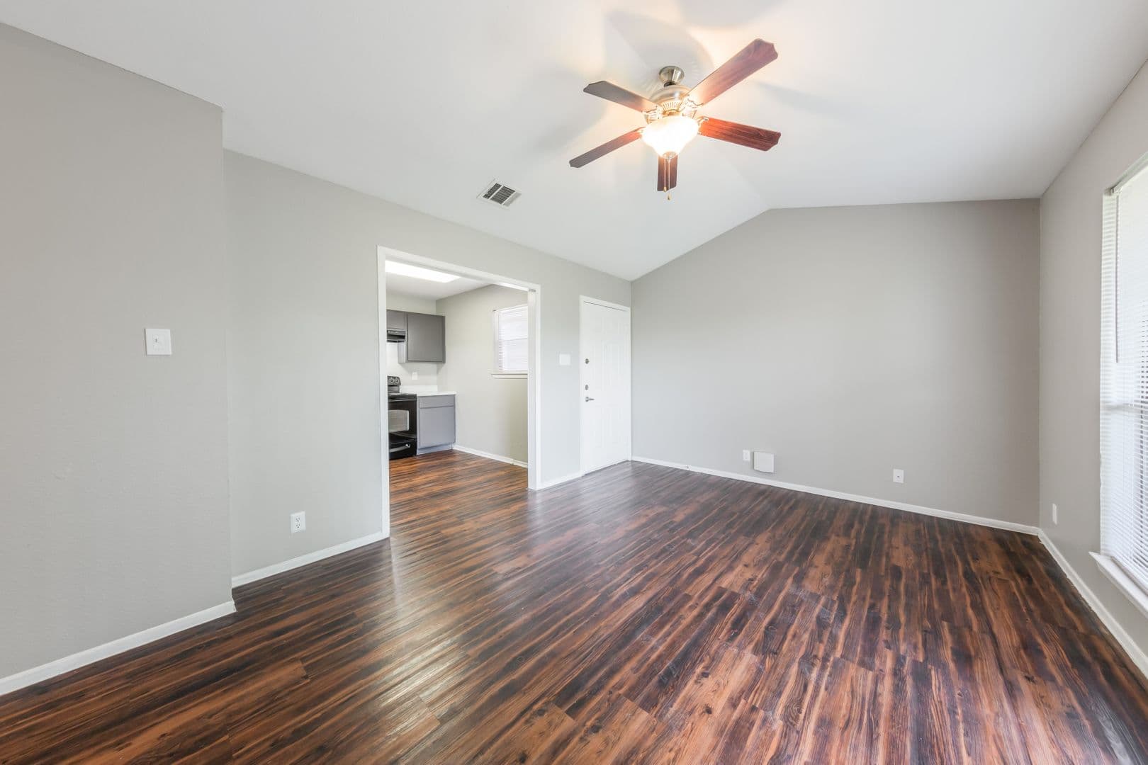 El Monty Apartments 6 of 20
