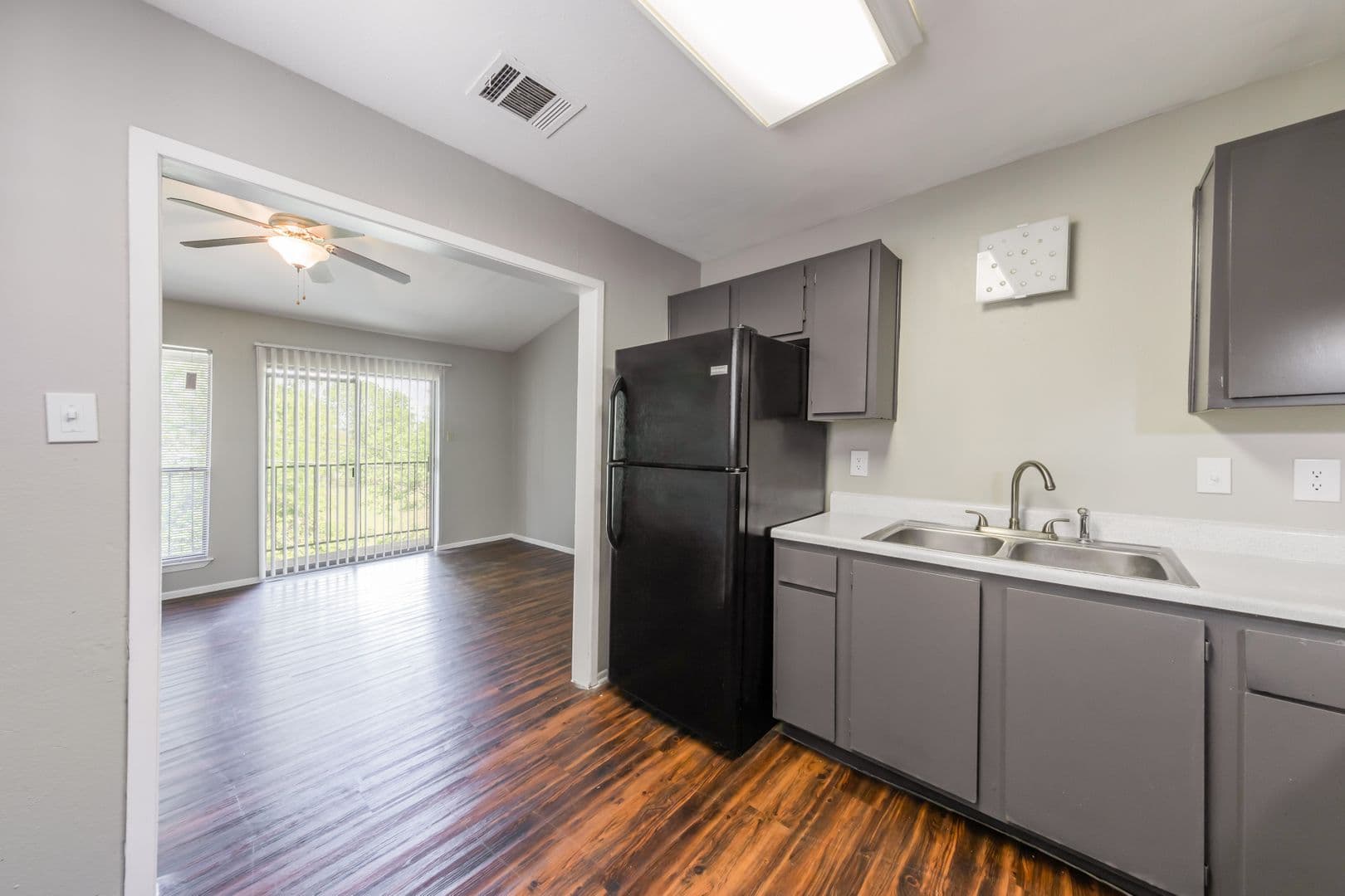 El Monty Apartments 7 of 20