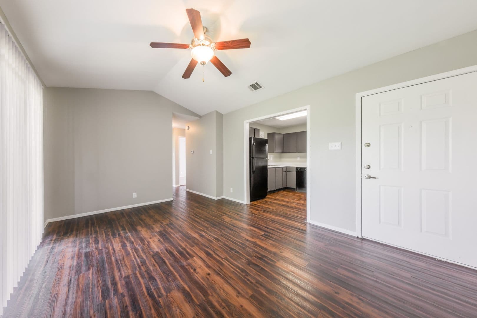 El Monty Apartments 4 of 20