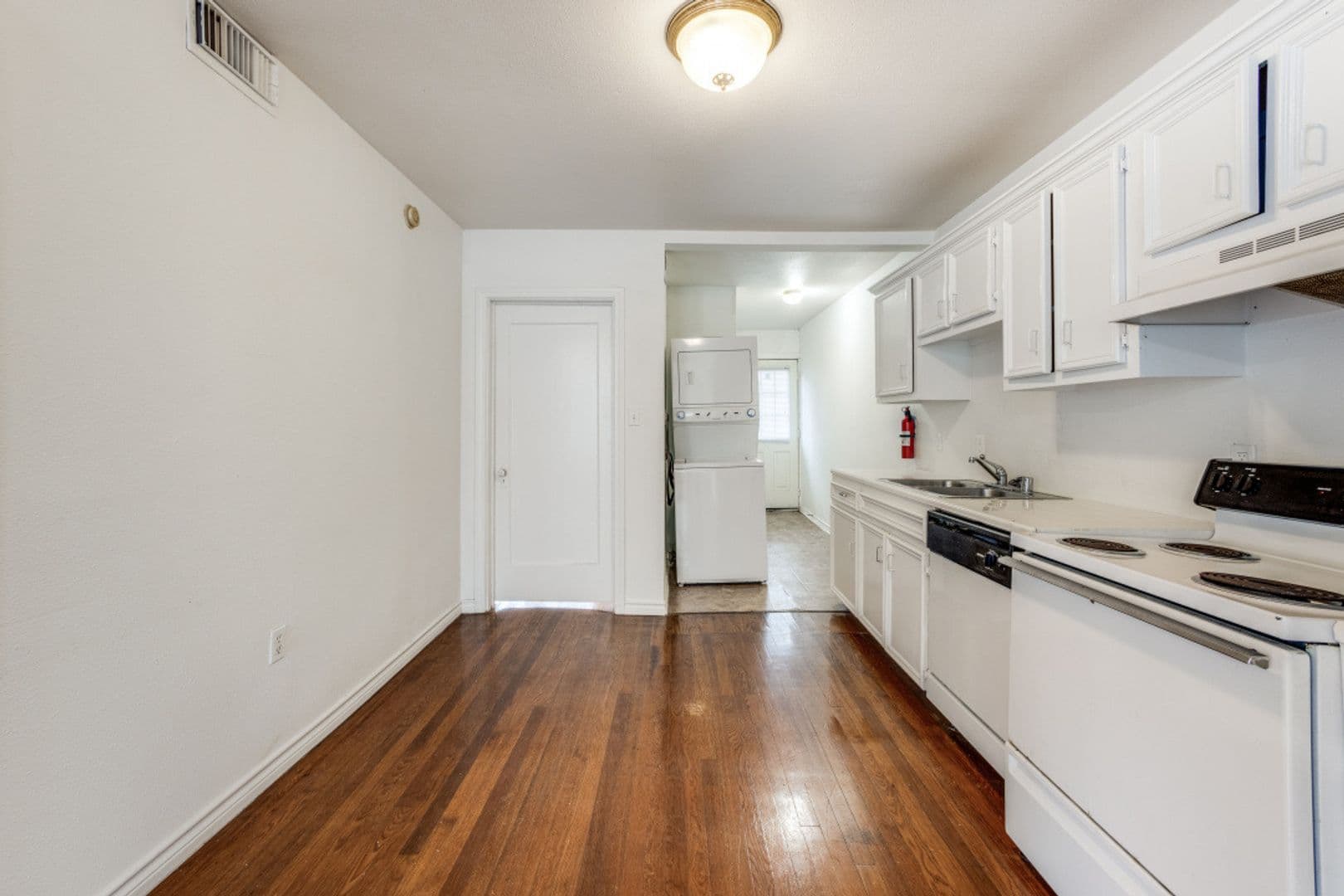 Discover Your Oasis in the Heart of Montrose 6 of 8