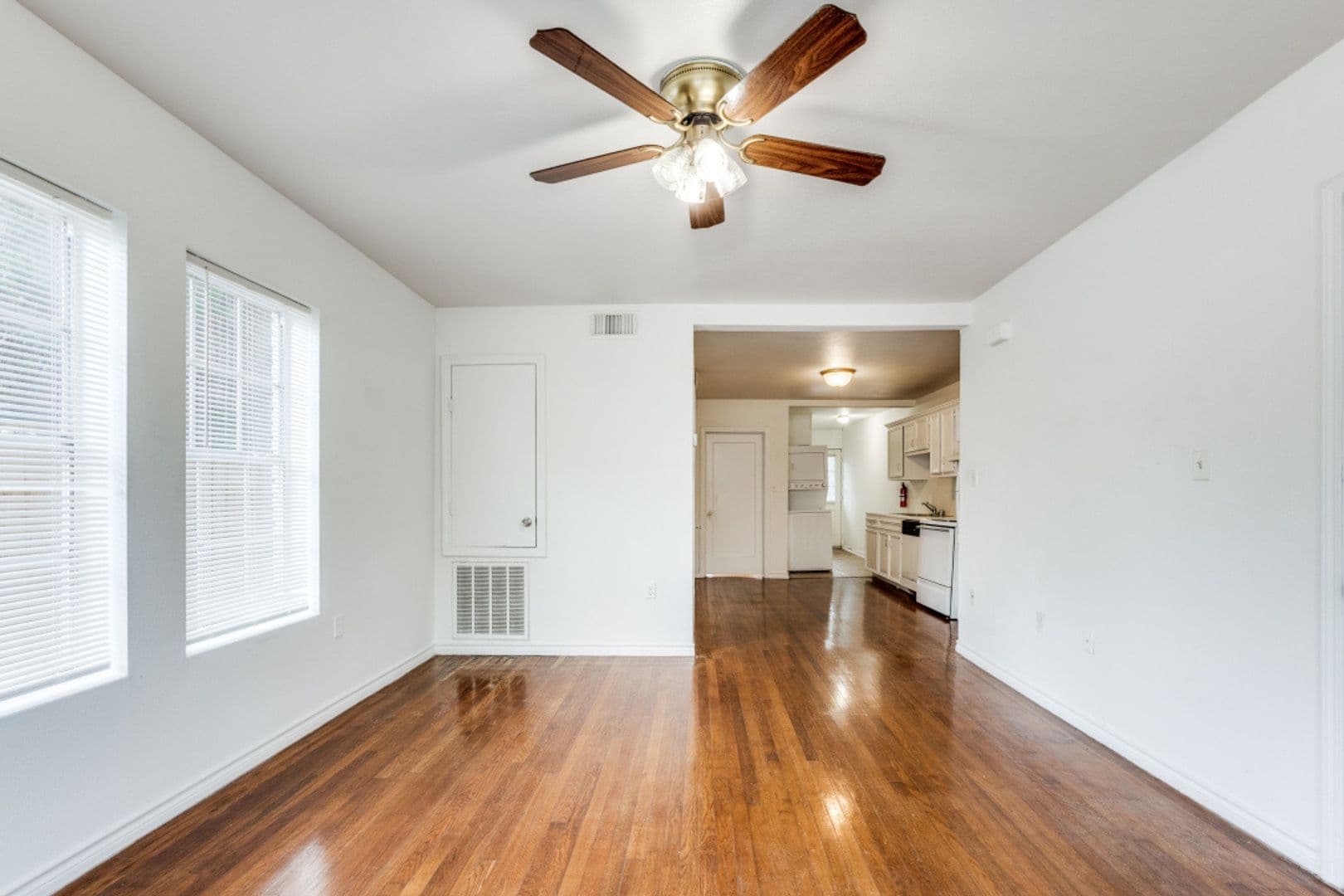 Discover Your Oasis in the Heart of Montrose 4 of 8