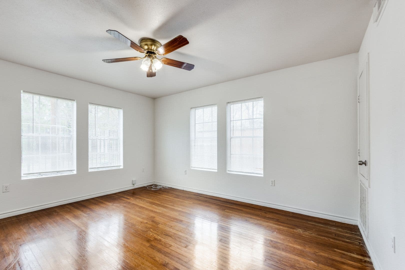 Discover Your Oasis in the Heart of Montrose 3 of 8