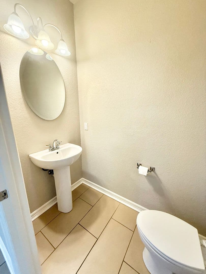 Luxury 3-bed, 2.5-bath!! 10 of 27