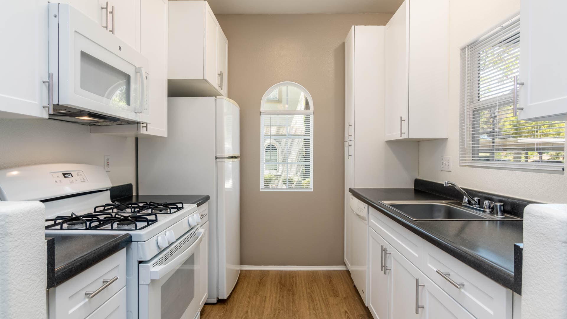Ridgewood Village Apartments 4 of 8