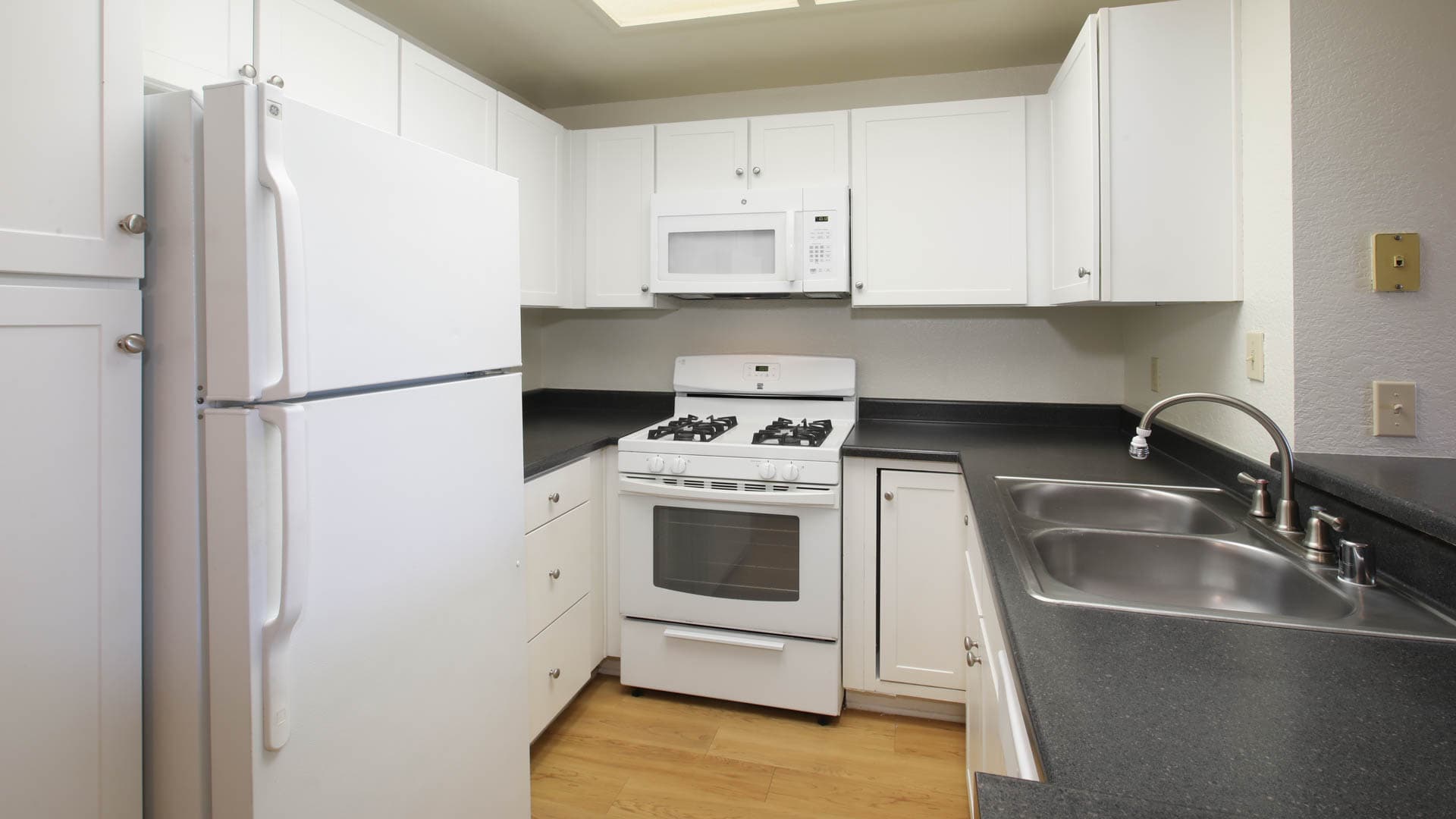 Vista Del Lago Apartments 3 of 4