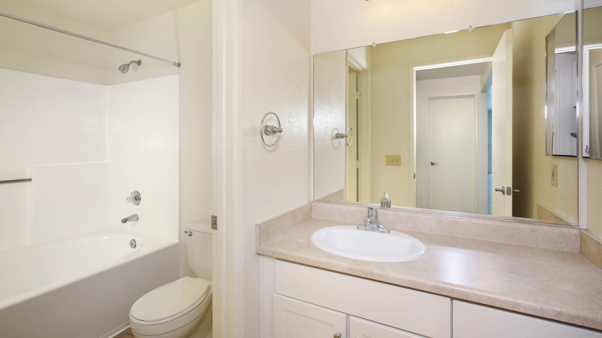 Vista Del Lago Apartments 1 of 4