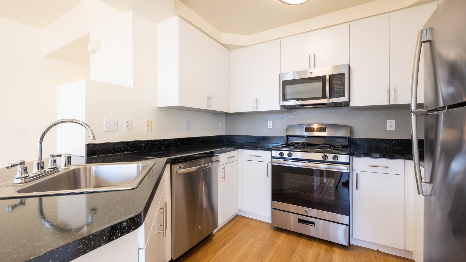 Centre Club Apartments 3 of 13