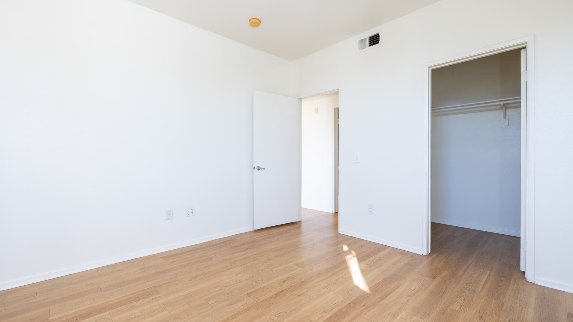 Centre Club Apartments 4 of 13
