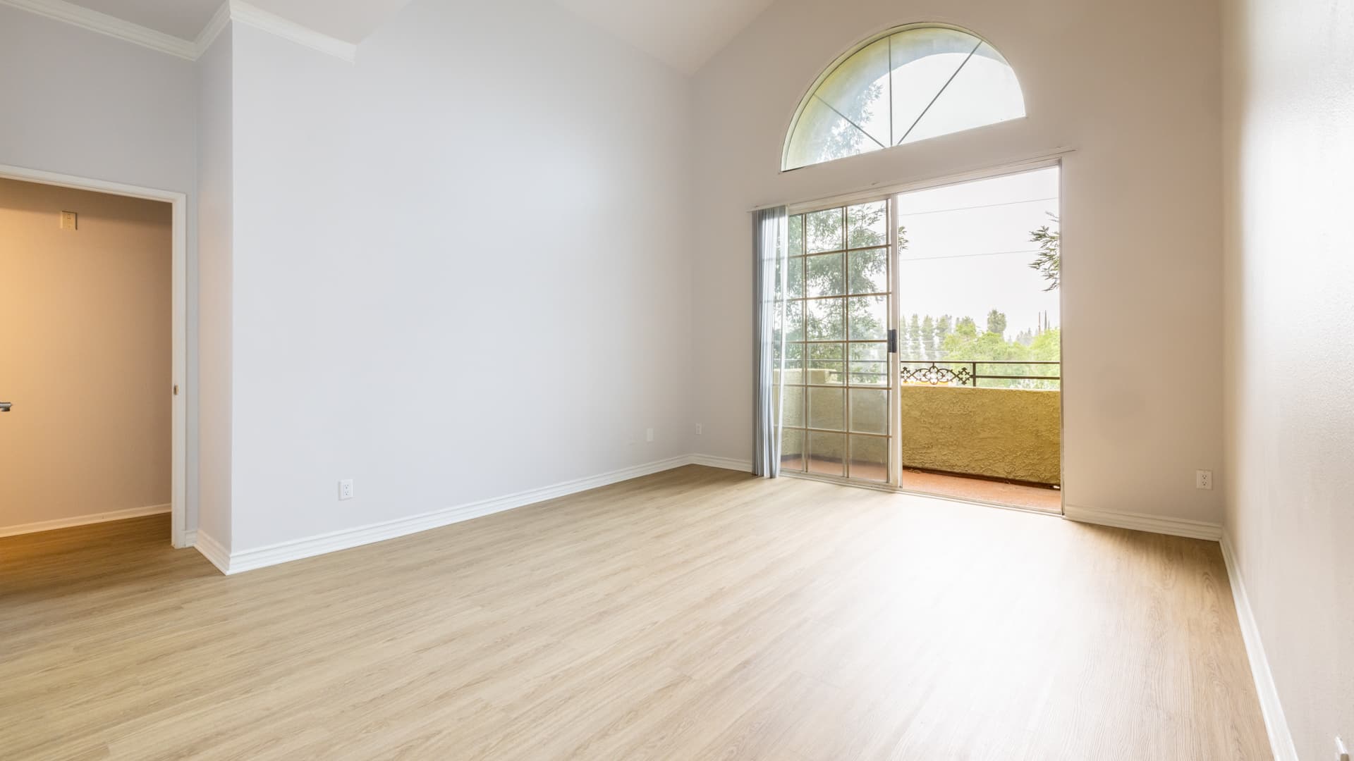 Arlo Woodland Hills Apartments 2 of 11