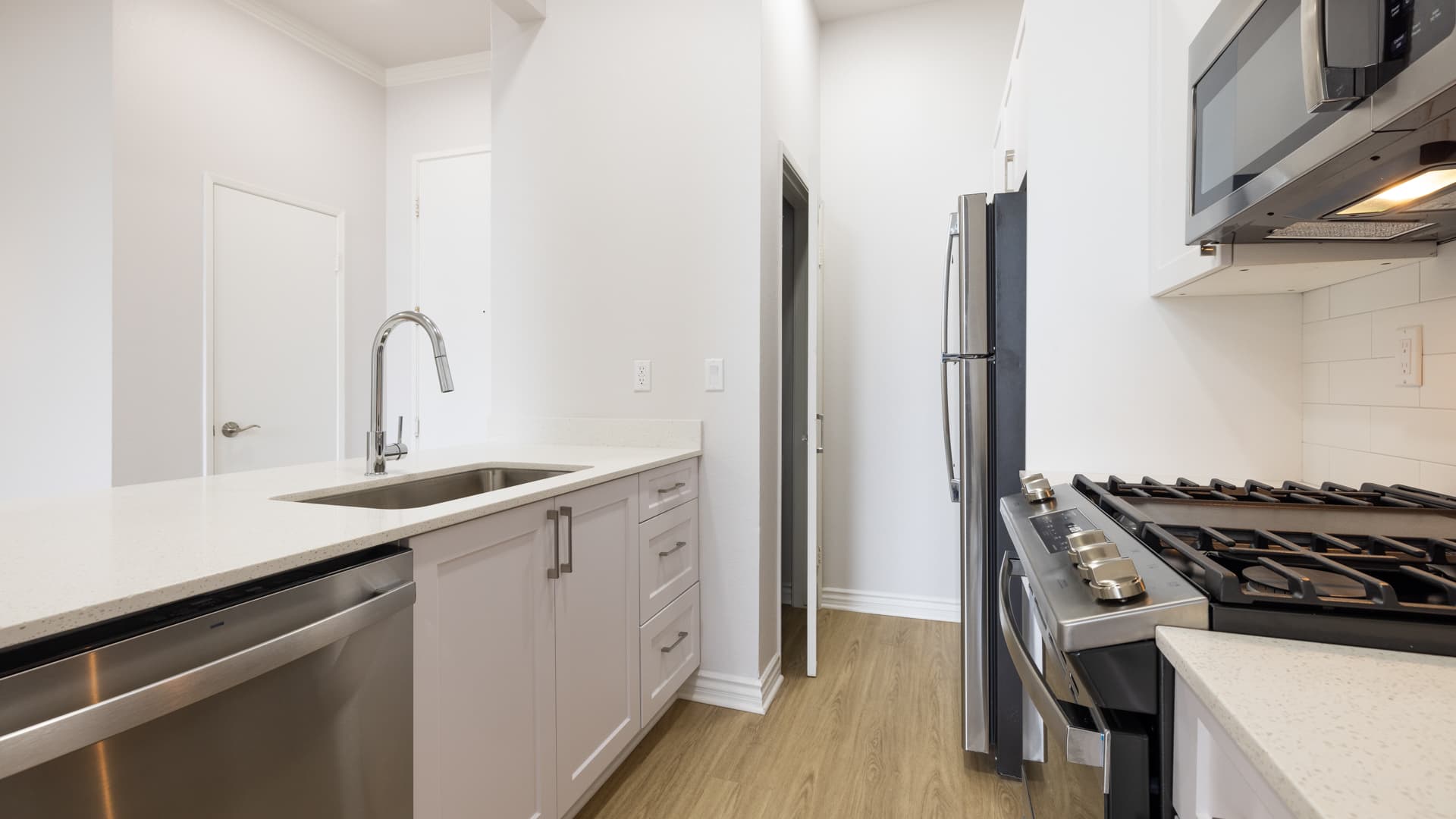 Arlo Woodland Hills Apartments 3 of 11