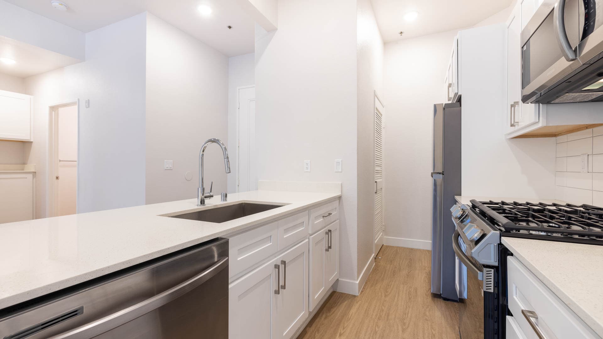Arlo Woodland Hills Apartments 5 of 9
