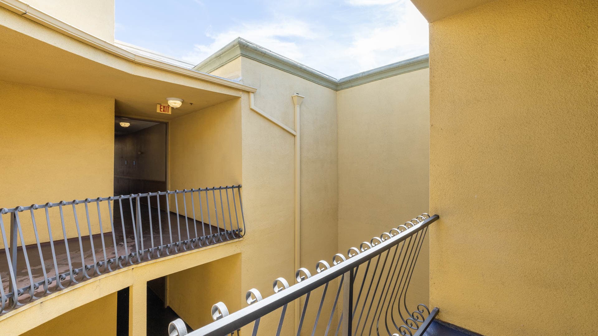Arlo Woodland Hills Apartments 3 of 9