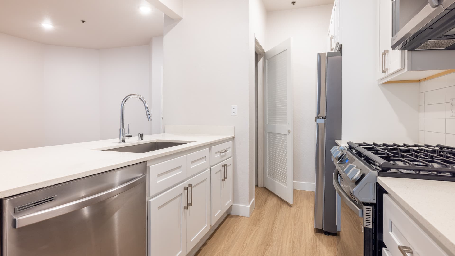 Arlo Woodland Hills Apartments 4 of 14
