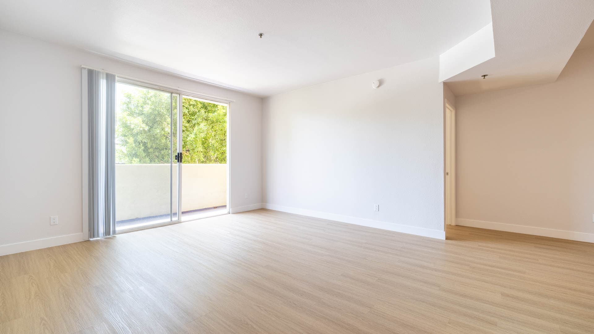 Arlo Woodland Hills Apartments 2 of 15