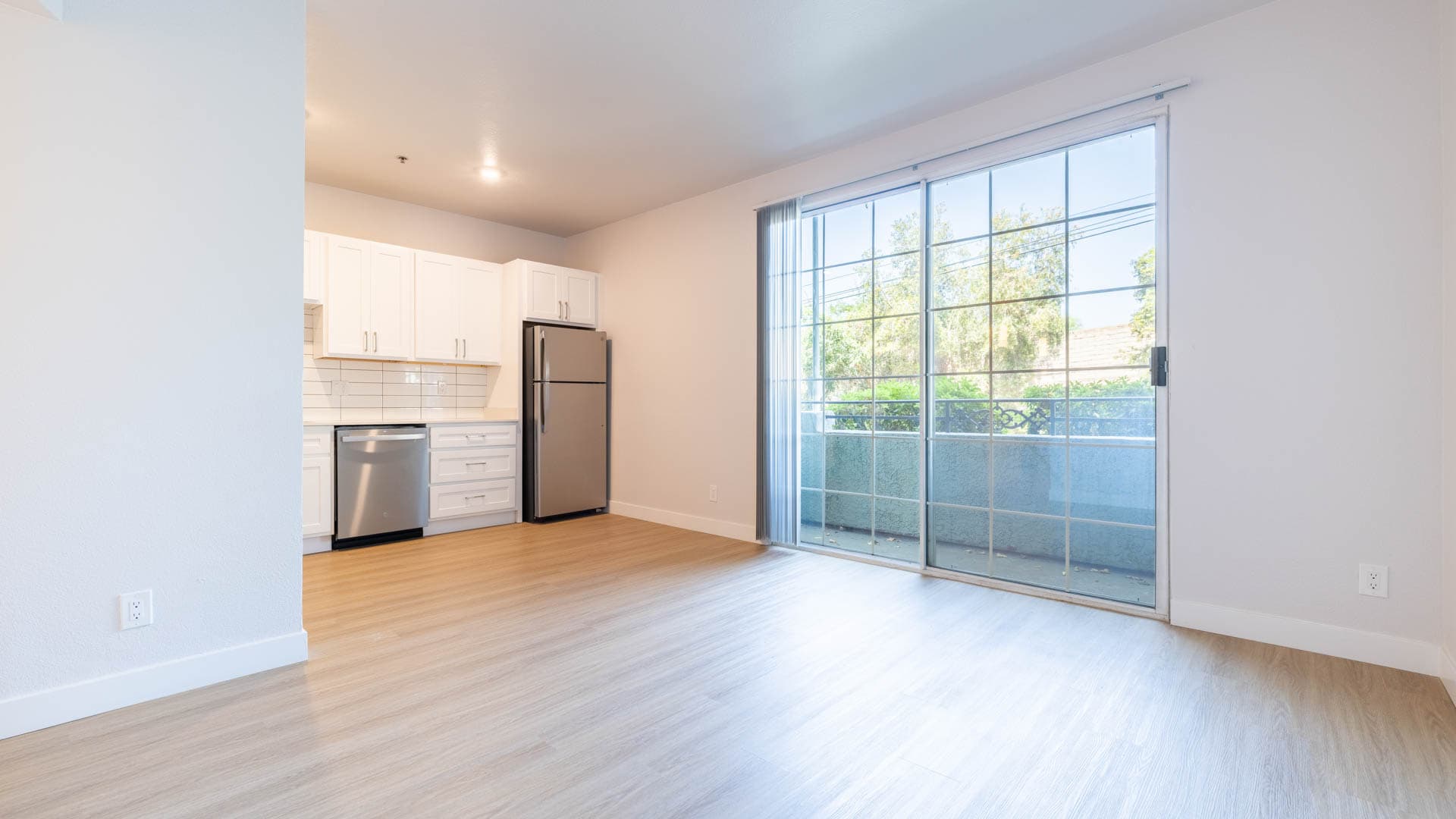 Arlo Woodland Hills Apartments 3 of 8
