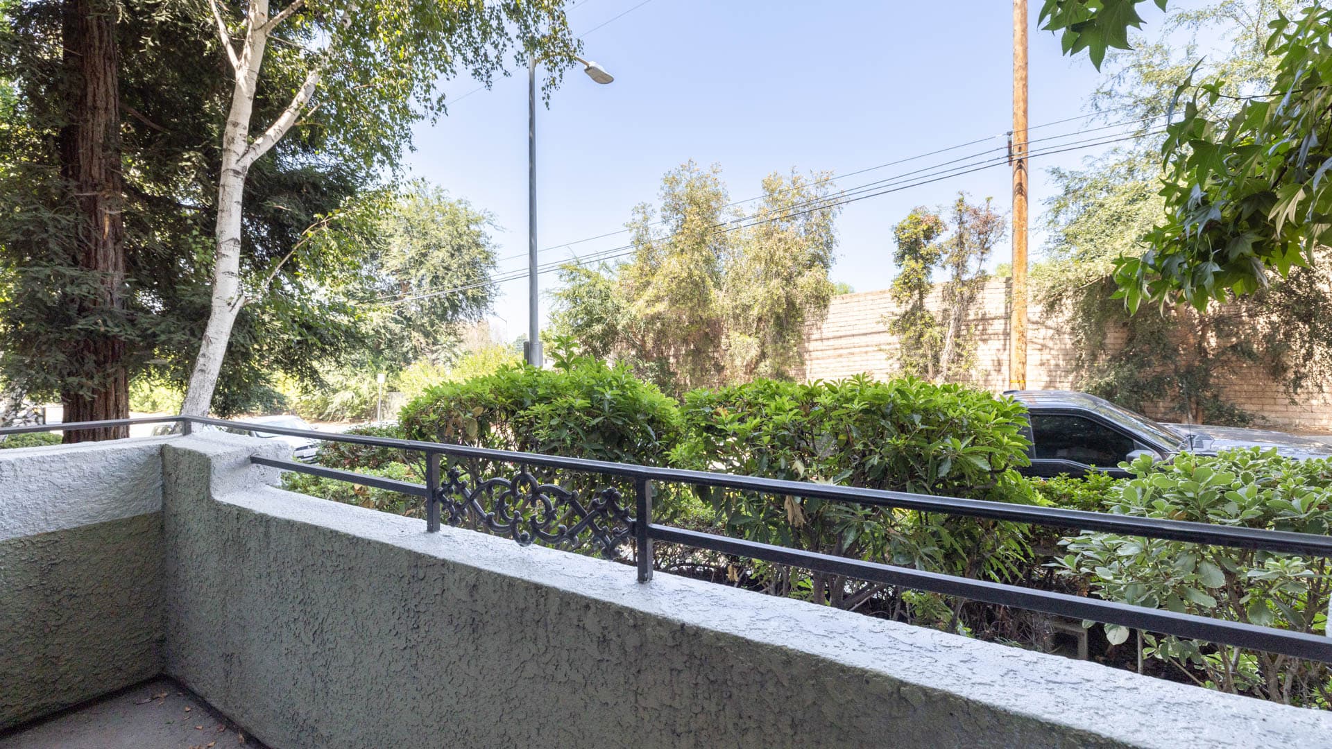 Arlo Woodland Hills Apartments 1 of 8
