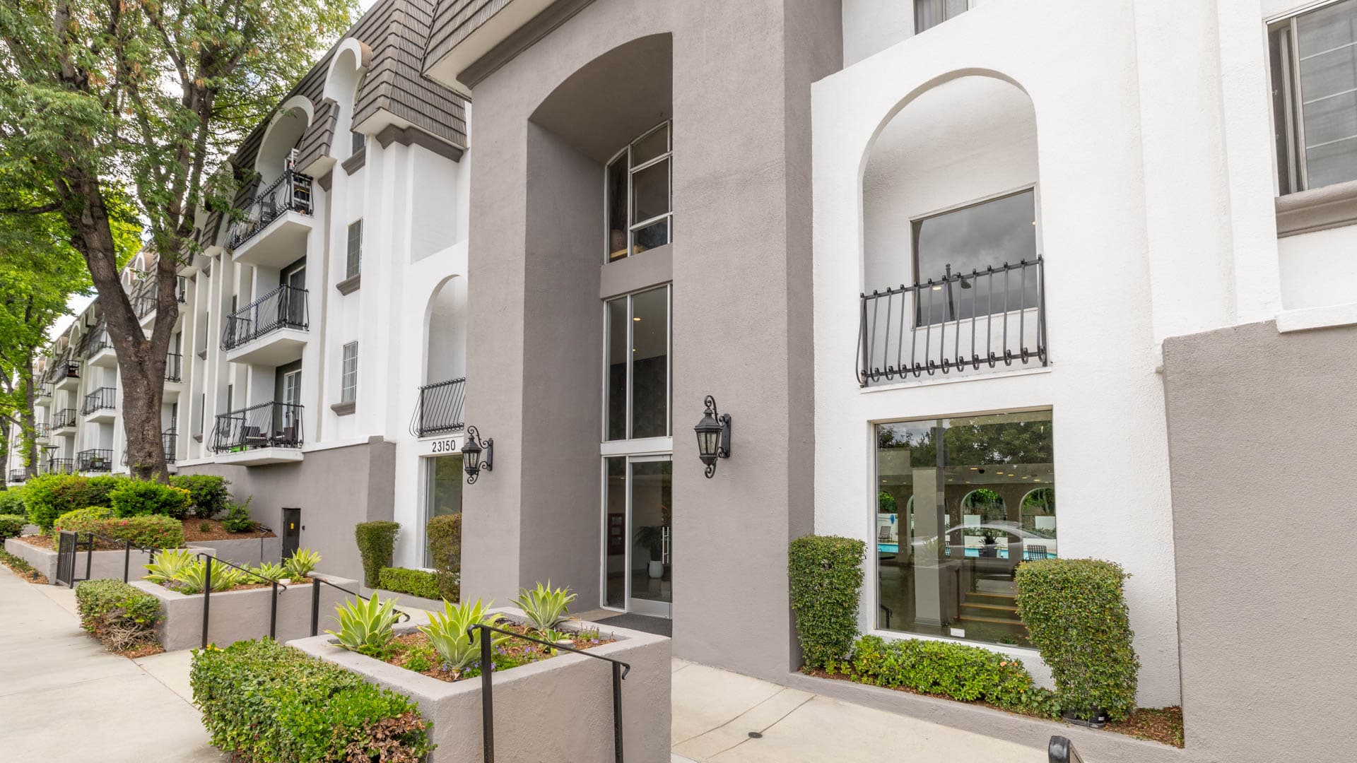 Arlo Woodland Hills Apartments 3 of 29