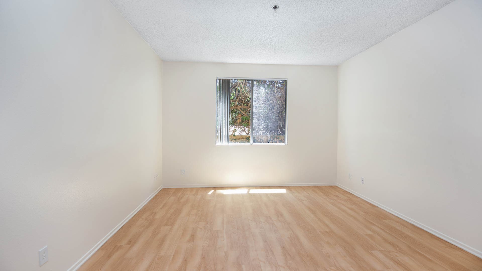 Arlo Woodland Hills Apartments 1 of 3