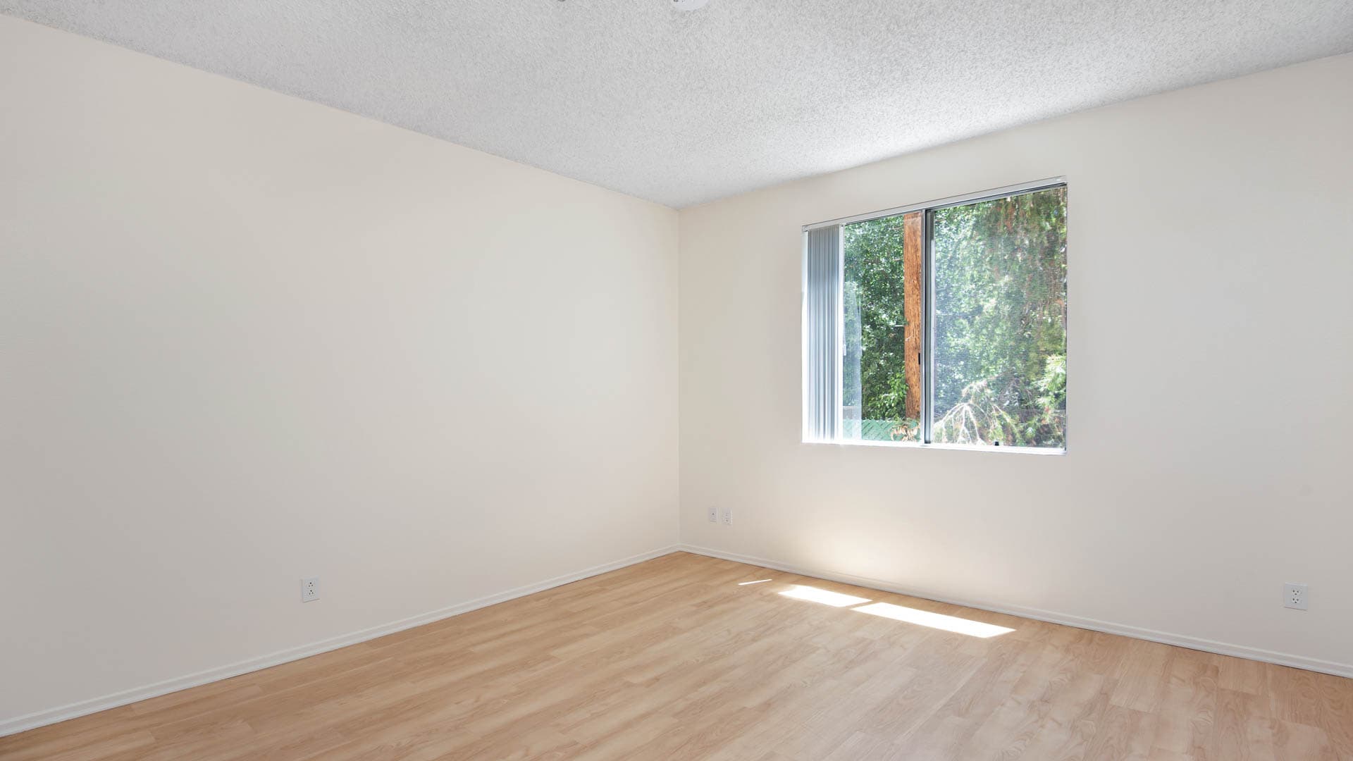 Arlo Woodland Hills Apartments 2 of 3