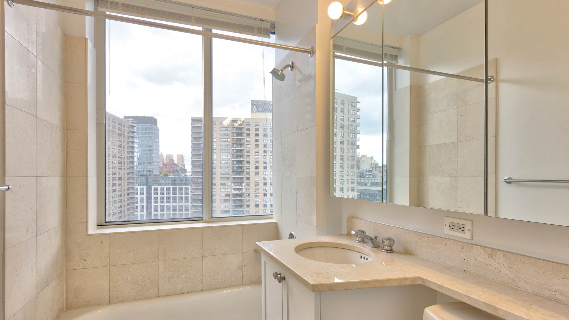 180 Riverside Boulevard Apartments 6 of 10
