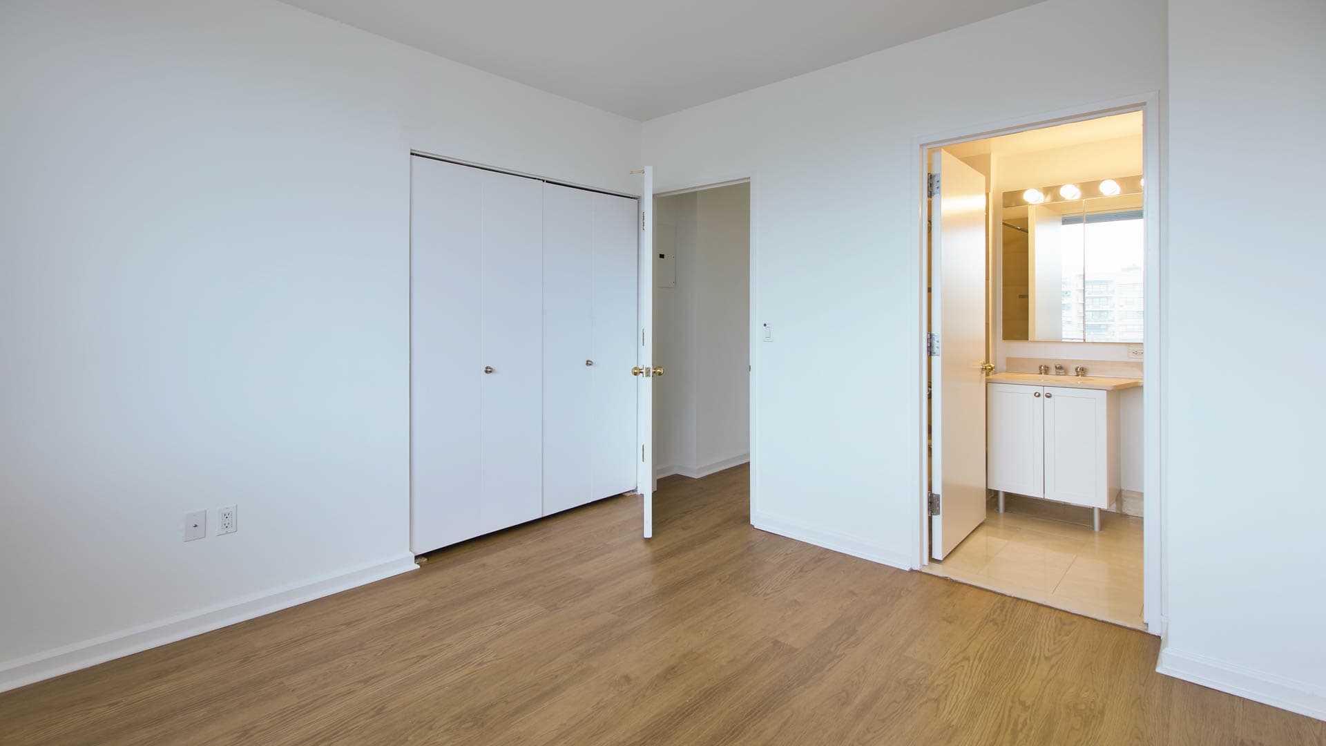 180 Riverside Boulevard Apartments 3 of 11