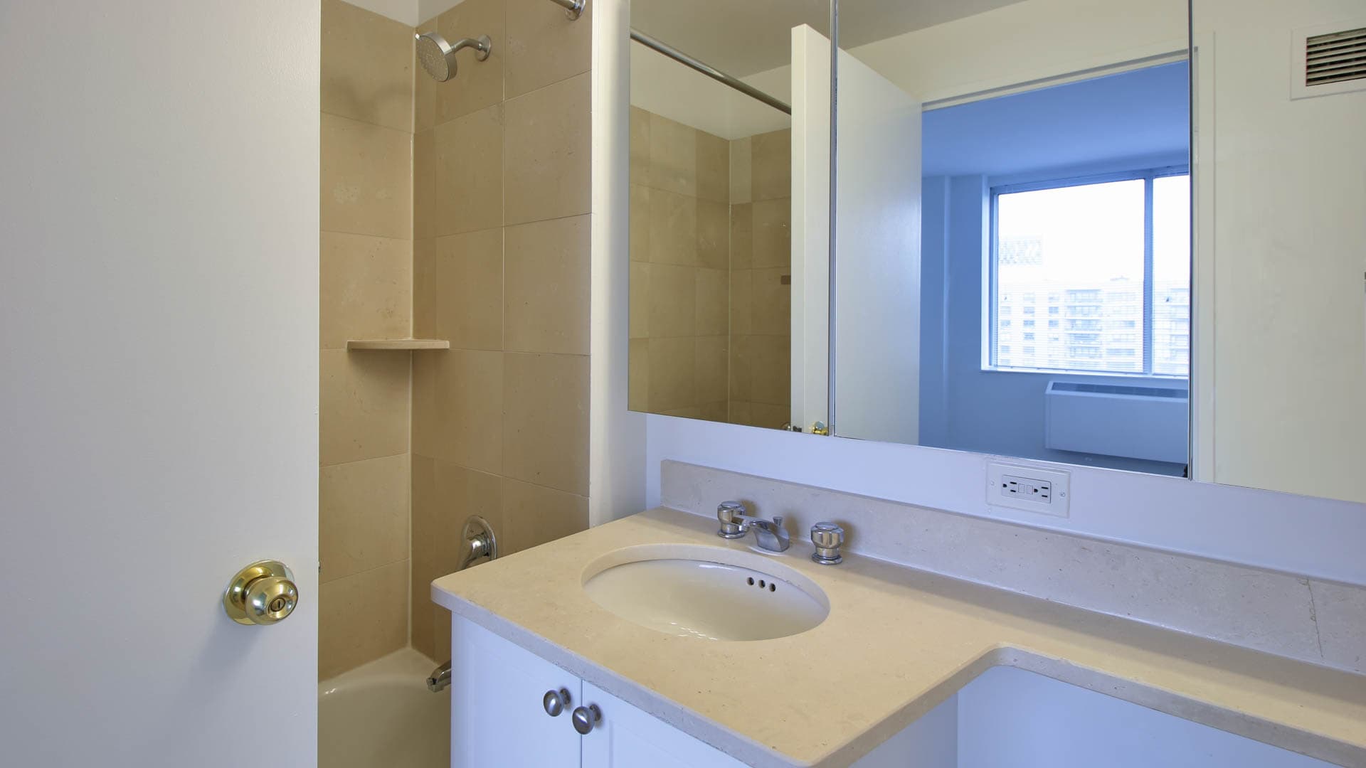 180 Riverside Boulevard Apartments 4 of 11
