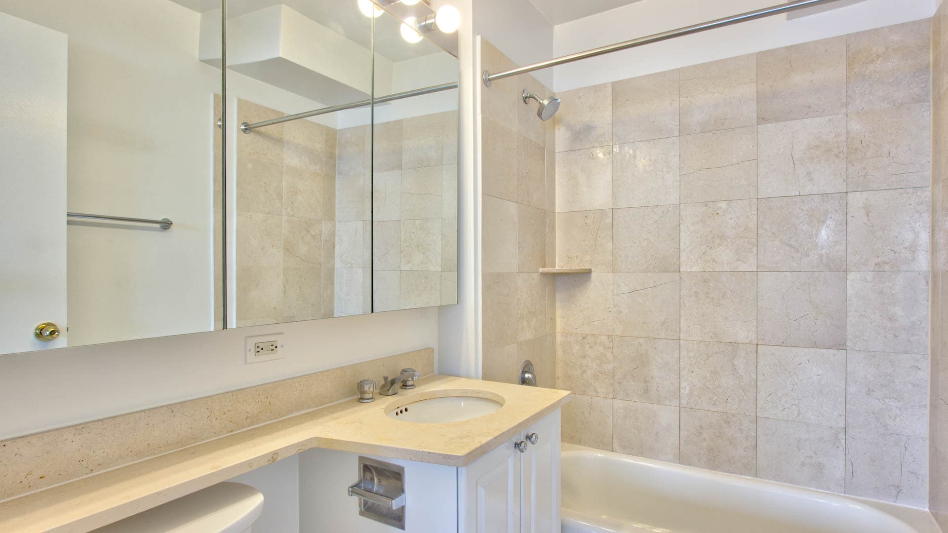 180 Riverside Boulevard Apartments 3 of 11
