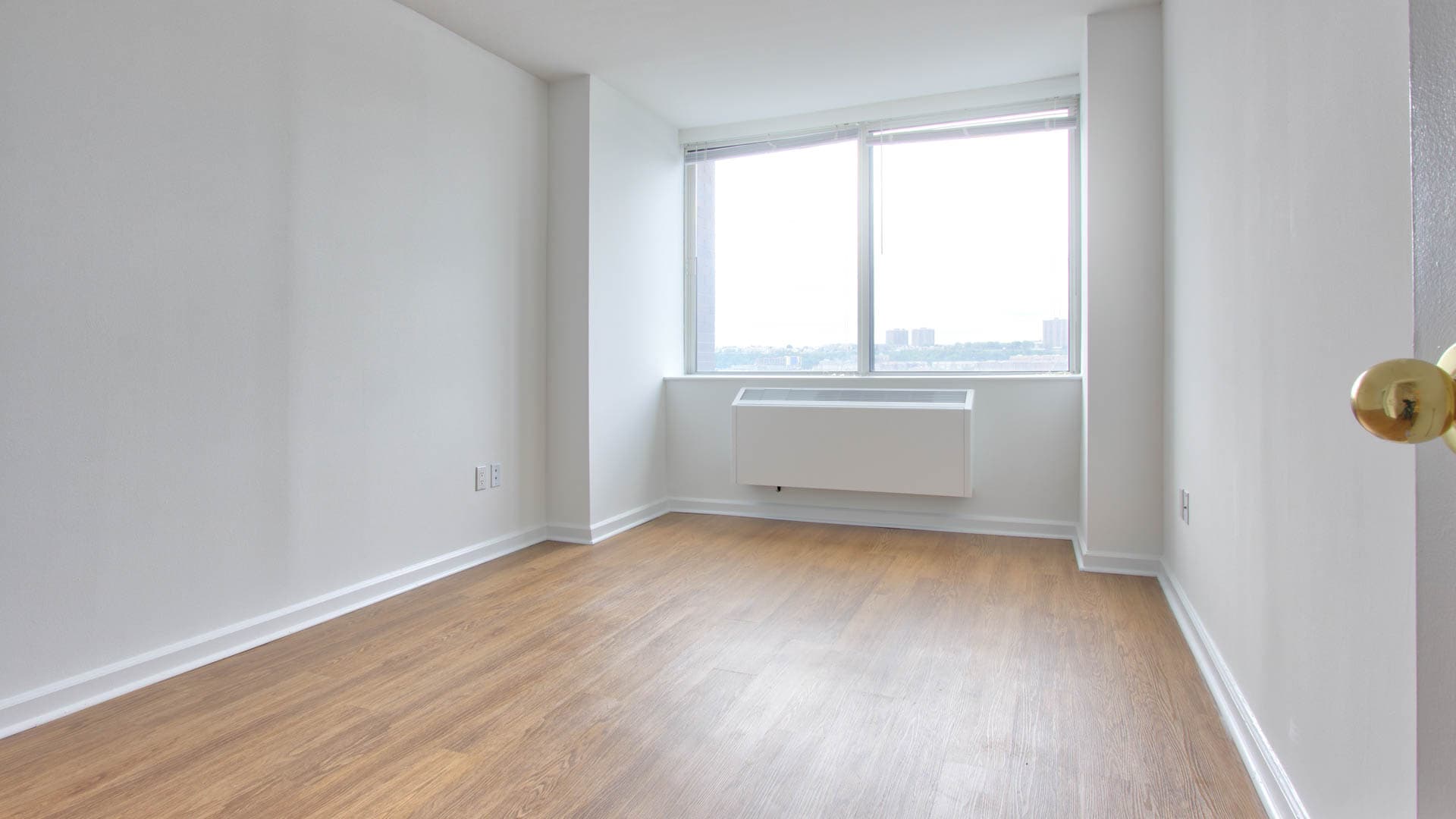 180 Riverside Boulevard Apartments 4 of 11