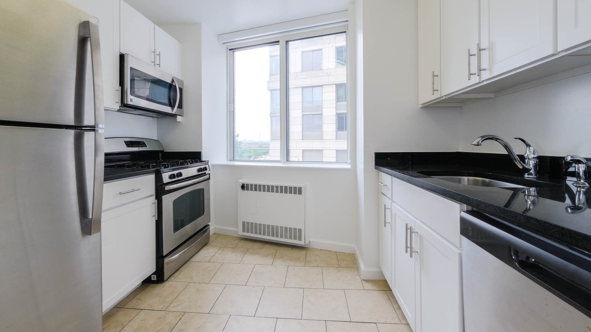 180 Riverside Boulevard Apartments 8 of 13
