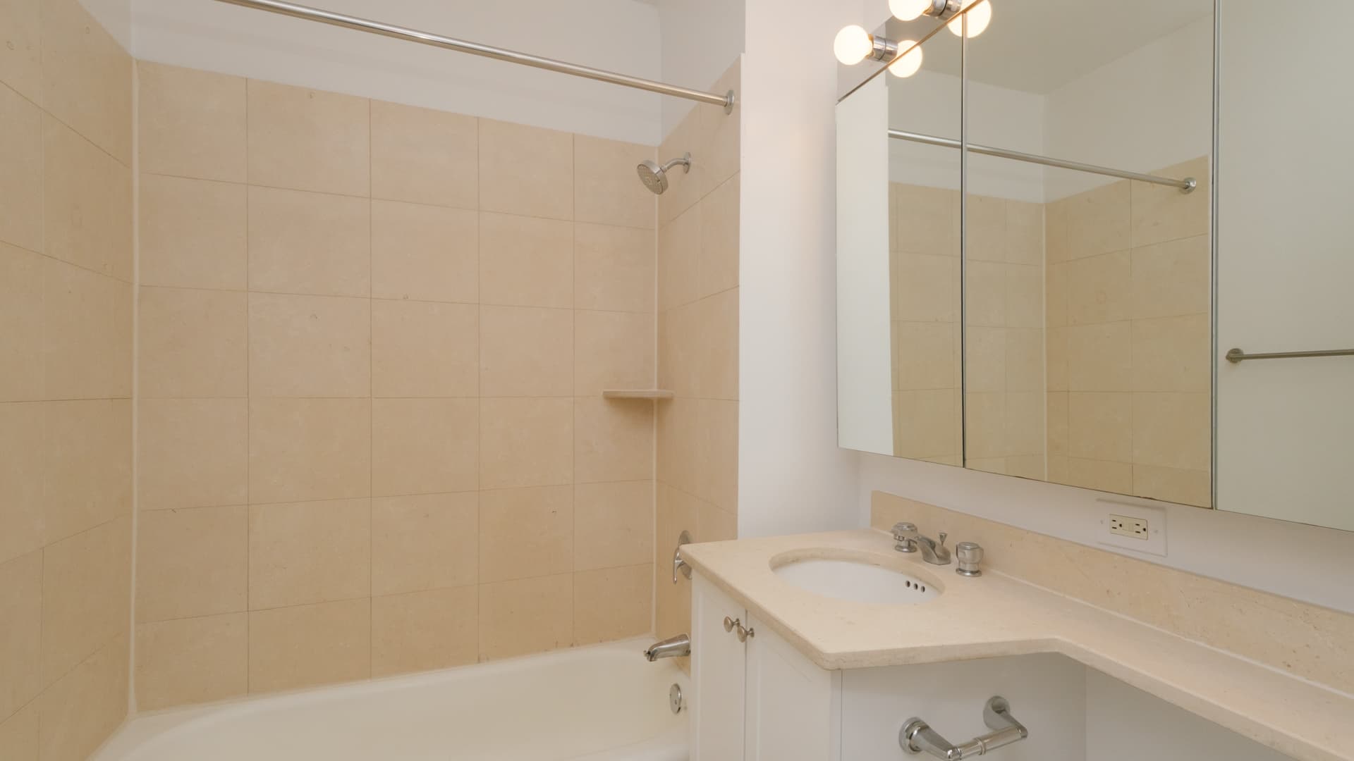 180 Riverside Boulevard Apartments 3 of 8