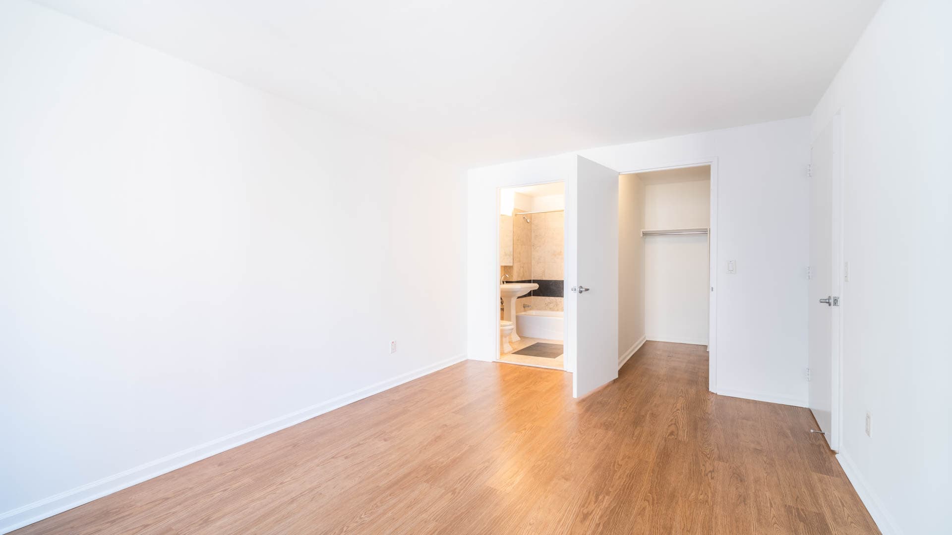300 East 39th Apartments 2 of 6