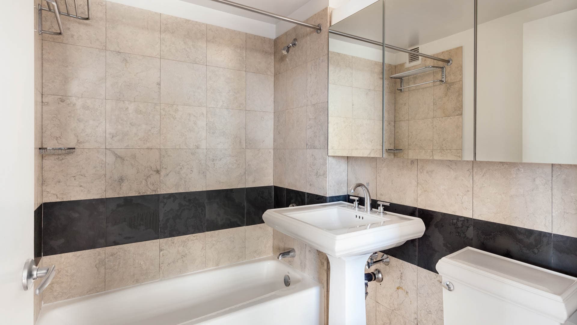 300 East 39th Apartments 2 of 12