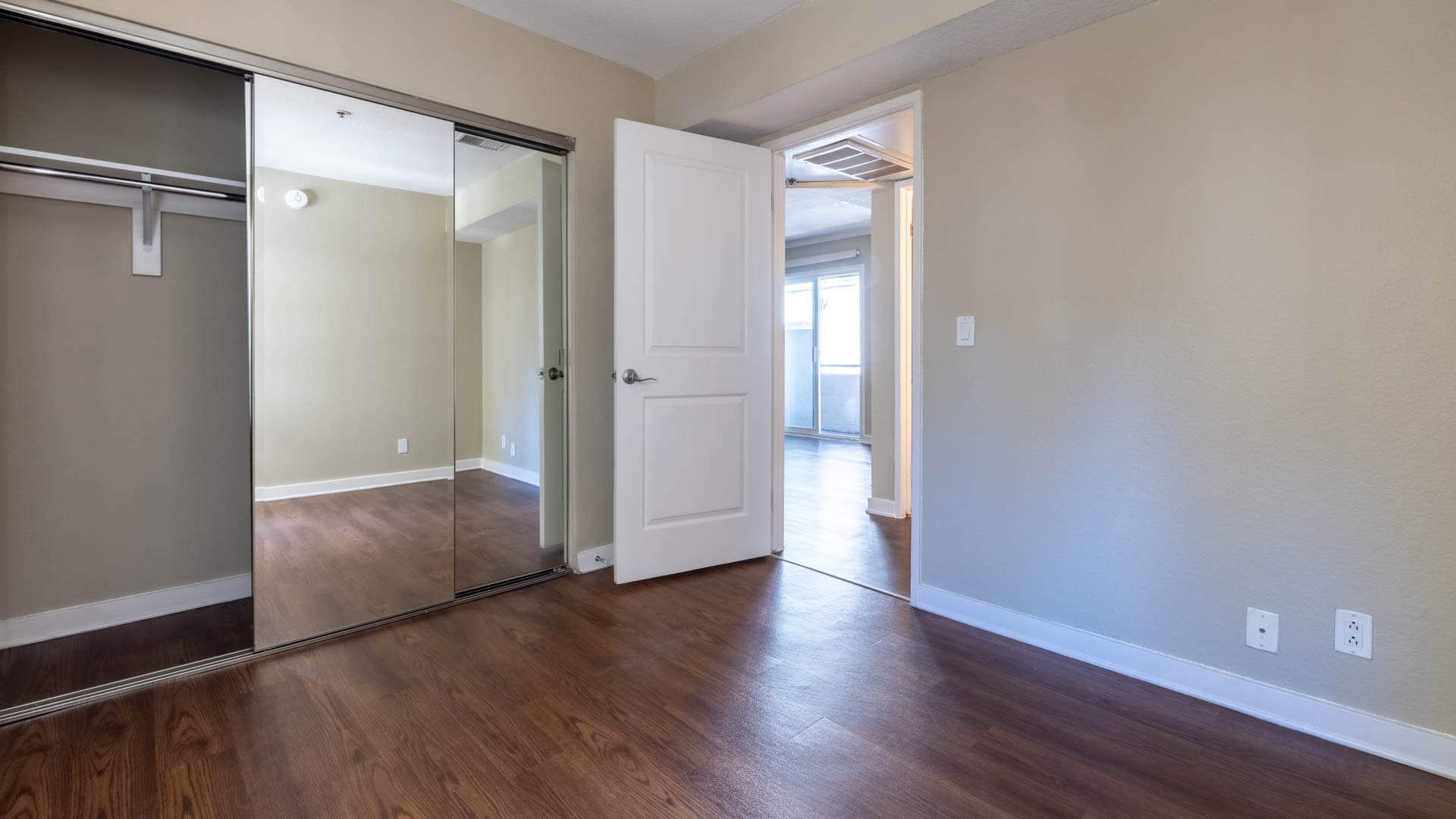 Vantage Hollywood Apartments 16 of 23