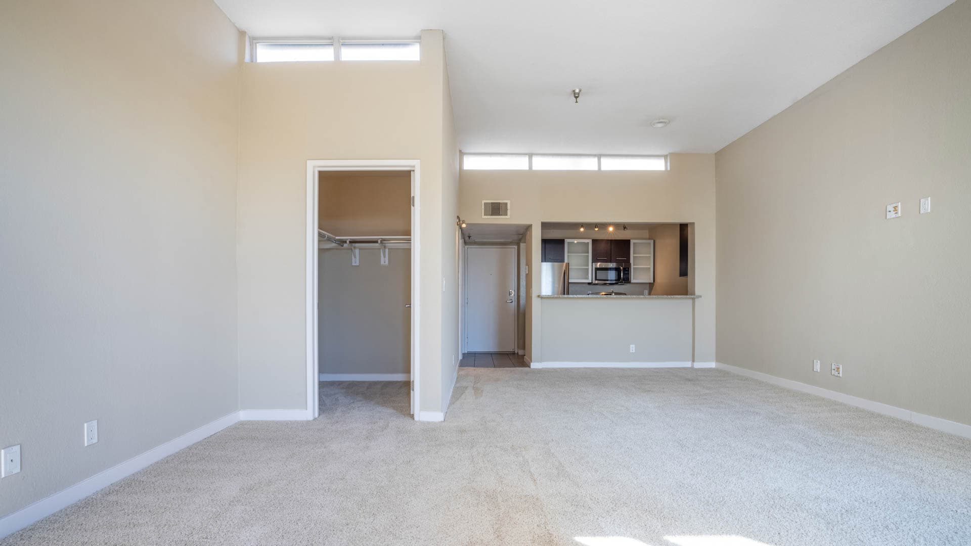Vantage Hollywood Apartments 1 of 10
