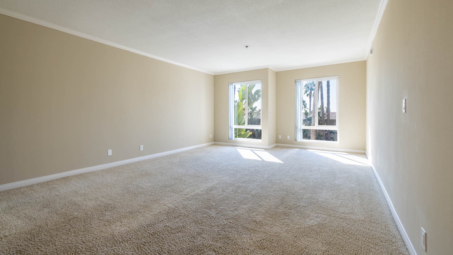 Vantage Hollywood Apartments 1 of 5