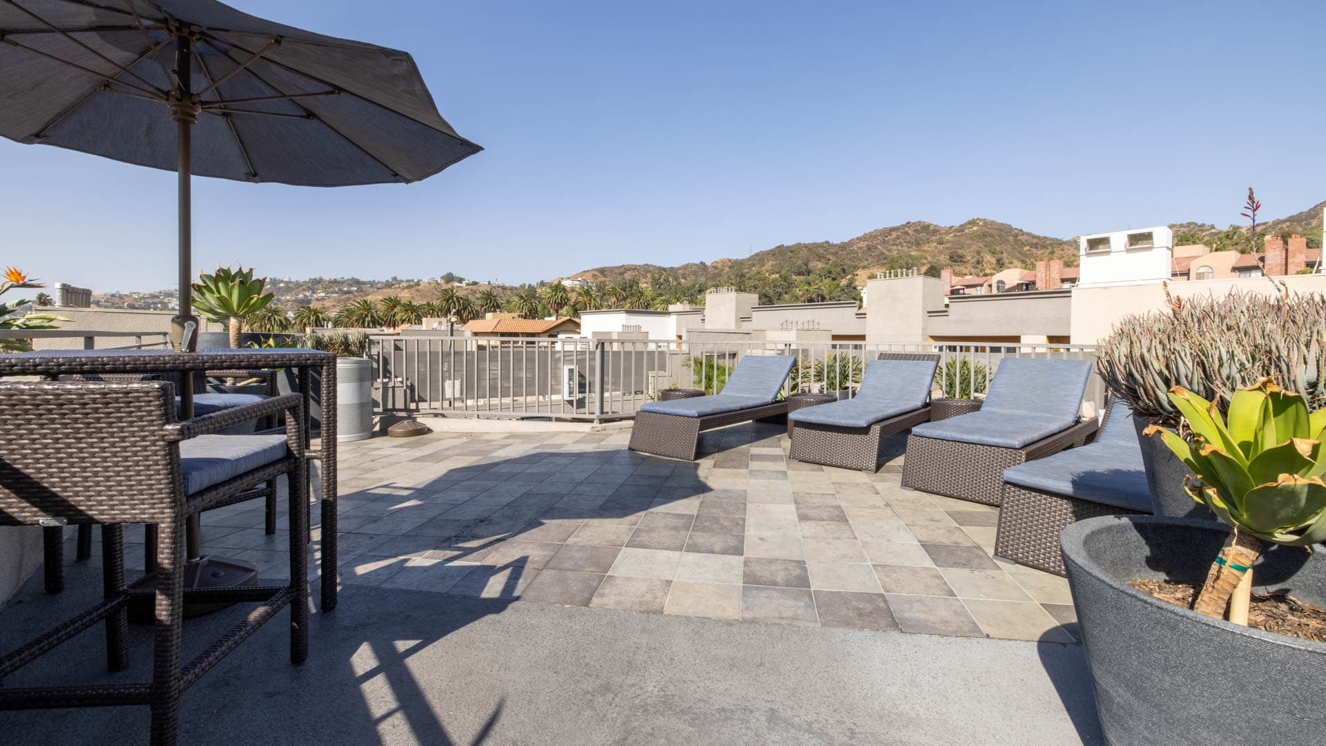 Vantage Hollywood Apartments 21 of 23