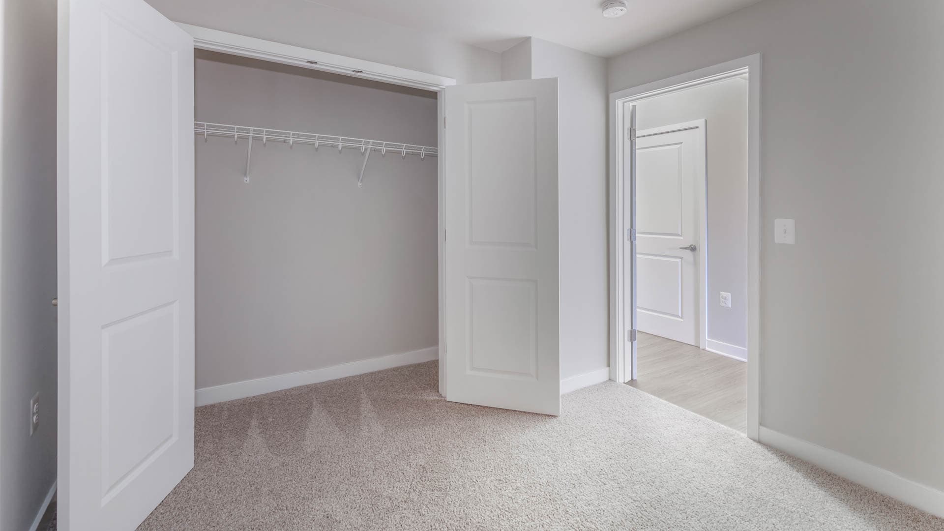 Radiant Fairfax Ridge Apartments 3 of 12