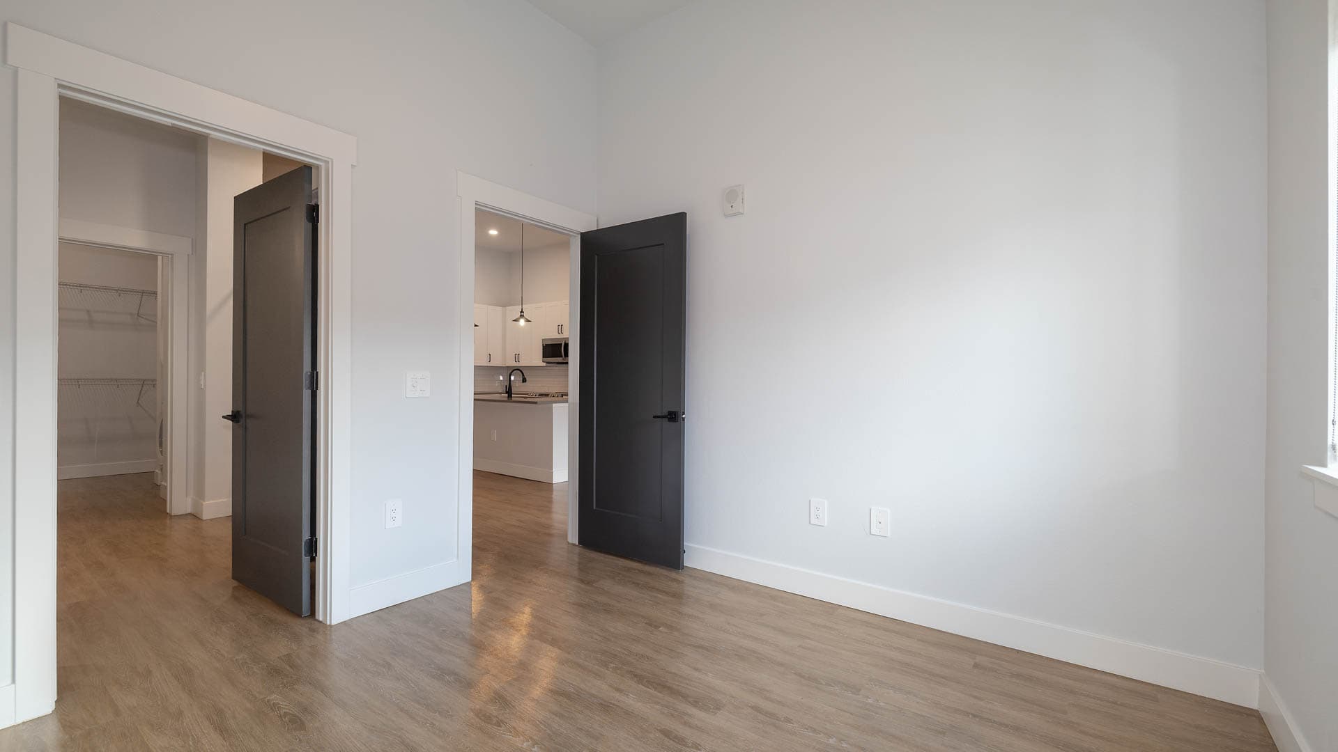 White Fence Farm Apartments 4 of 8