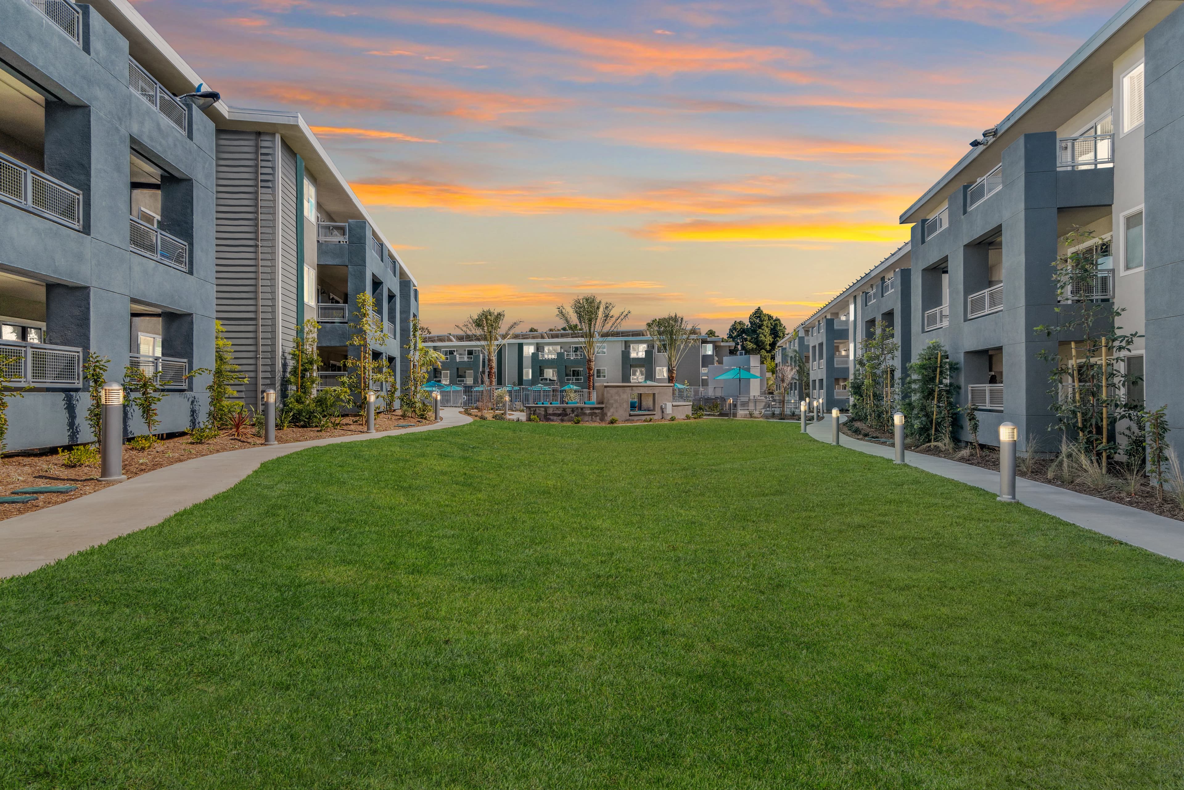 Pointe Luxe Apartment Homes 1 of 2