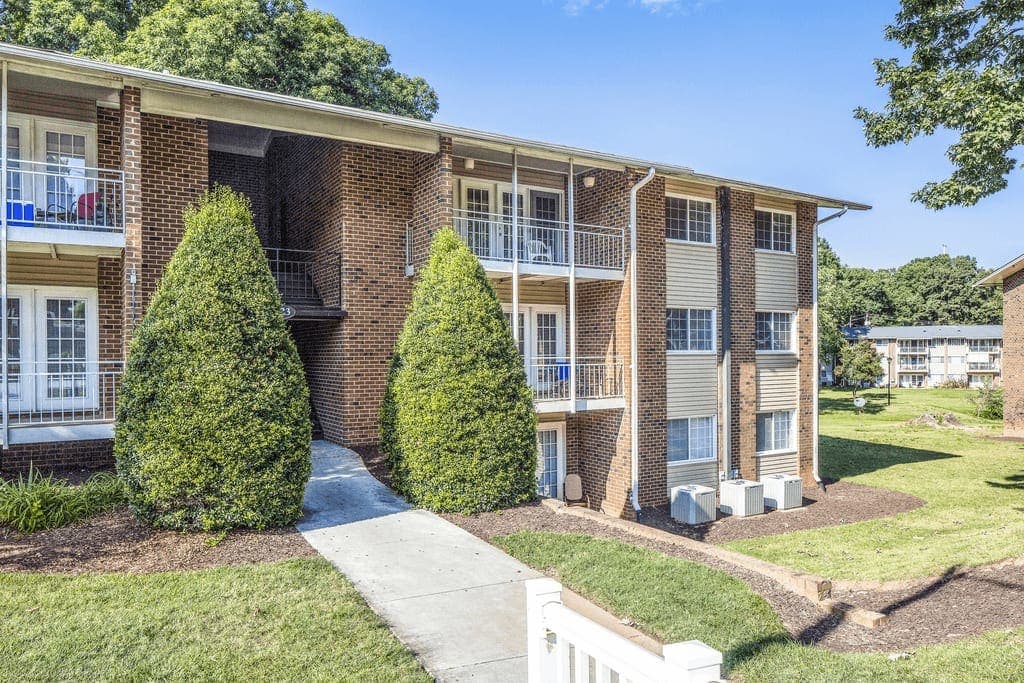 Grand Arbor Reserve Apartment Homes 1 of 6