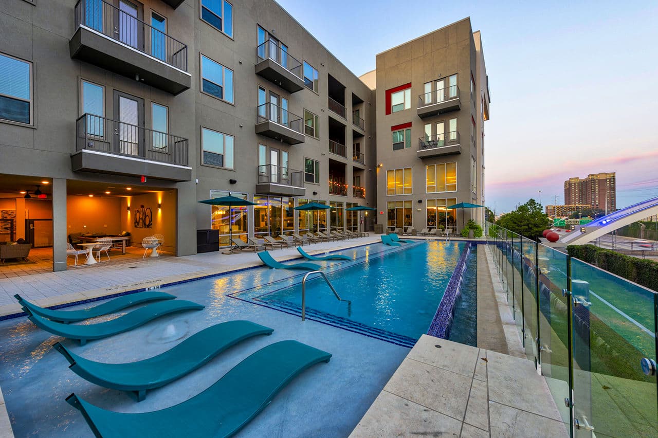 Encore Montrose Apartments 4 of 8