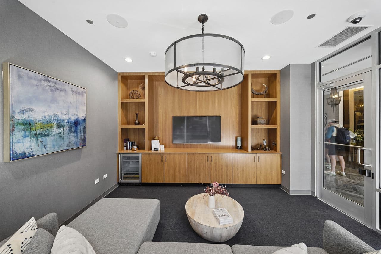 Luxe on Chicago Apartments 2 of 8